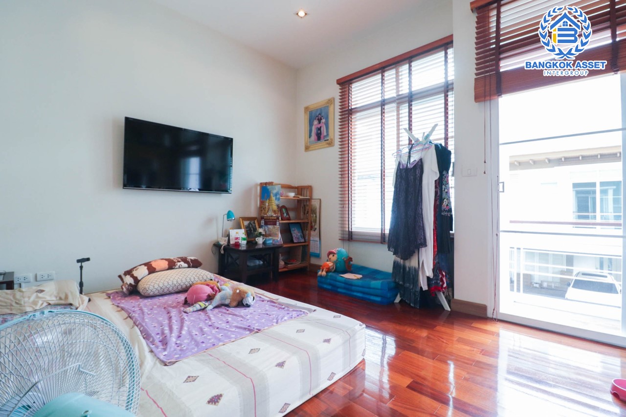 *****บ้านเดี่ยวมือสอง ม. ไพรมารี่ เพรสทีจ รัชดา-รามอินทรา บ้านเดี่ยว 3 ชั้น พร้อมเข้าอยู่ ฟังก์ชัน 5 ห้องนอน 5 ห้องน้ำ 2 ที่จอดรถ ภายในสวย บ้านใหม่ บนเนื้อที่กว่า 52 ตร.ว. พื้นที่ใช้สอยมากถึง 350 ตร.ม. บนทำเลศักยภาพ เชื่อมต่อ ถ.รามอินทรา, ถ.พหลโยธิน, ถ.สุขาภิบาล5 เดินทางสะดวก ใกล้ทางด่วน "เอกมัย-รามอินทรา" และรถไฟฟ้า "นพรัตน์"